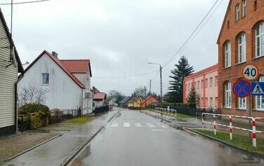  ZMODERNIZOWANE I DOPOSAŻONE PRZEJŚCIE DLA PIESZYCH W BIERZWNIKU  1
