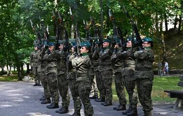 Cześć i chwała Bohaterom! 10