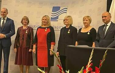 Złote medale za długoletnią służbę w oświacie 2