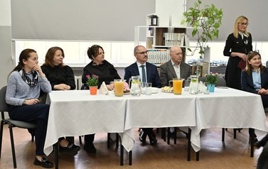 &bdquo;Poeta to ten, kt&oacute;ry widzi więcej, nawet gdy patrzy na to samo.&rdquo; 3