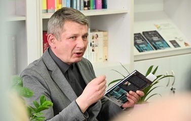 &bdquo;Poeta to ten, kt&oacute;ry widzi więcej, nawet gdy patrzy na to samo.&rdquo; 4