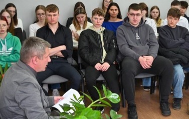 &bdquo;Poeta to ten, kt&oacute;ry widzi więcej, nawet gdy patrzy na to samo.&rdquo; 6