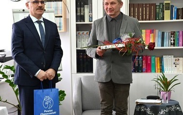 &bdquo;Poeta to ten, kt&oacute;ry widzi więcej, nawet gdy patrzy na to samo.&rdquo; 11