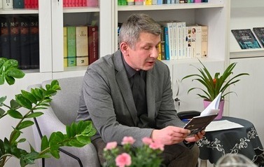 &bdquo;Poeta to ten, kt&oacute;ry widzi więcej, nawet gdy patrzy na to samo.&rdquo; 13
