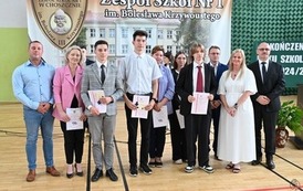 &bdquo;Edukacja to najpotężniejsza broń, jakiej możesz użyć, aby zmienić świat.&rdquo;  15