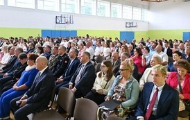 &bdquo;Edukacja to najpotężniejsza broń, jakiej możesz użyć, aby zmienić świat.&rdquo;  48