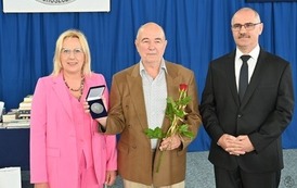 &bdquo;Edukacja to najpotężniejsza broń, jakiej możesz użyć, aby zmienić świat.&rdquo;  66