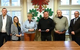 Podpisanie um&oacute;w na realizację przewoz&oacute;w autobusowych 1
