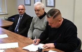 Podpisanie um&oacute;w na realizację przewoz&oacute;w autobusowych 2
