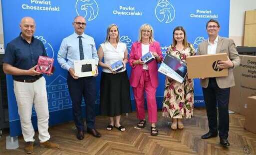 Zdjęcie do Powiat Choszczeński przekazał szkołom sprzęt do nauki zdalnej oraz wyposażenie laboratori&oacute;w AI 