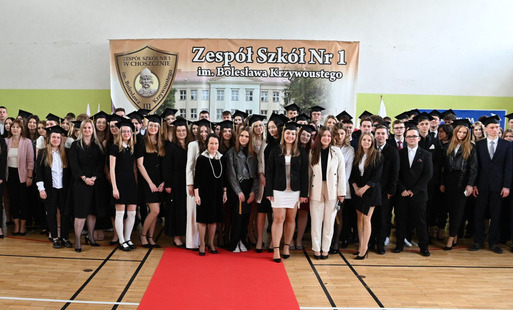 Zdjęcie do Pożegnanie uczni&oacute;w klas maturalnych w Zespole Szk&oacute;ł Nr 1