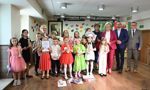 Zdjęcie do "Diamentowy Mikrofon" II Regionalny Konkurs Wokalny