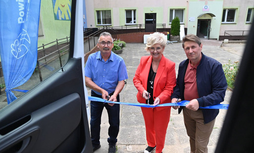 Zdjęcie do Nowy autobus dla wychowank&oacute;w Ośrodka w Suliszewie!