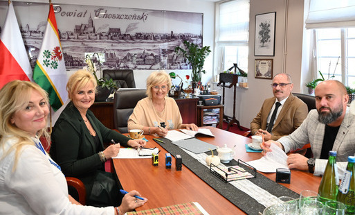 Zdjęcie do Umowa na &bdquo;Zagospodarowanie przestrzeni terenu przy Domu Pomocy Społecznej w Brzezinach&rdquo; - podpisana