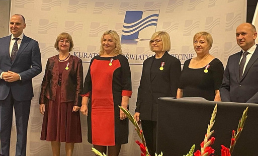 Zdjęcie do Złote medale za długoletnią służbę w oświacie