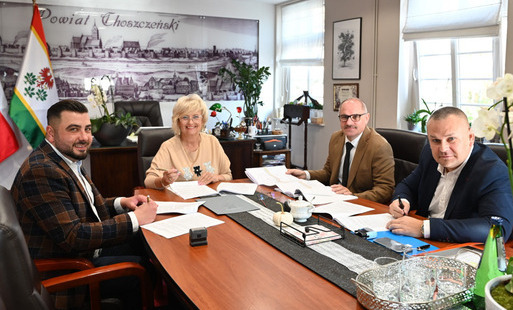 Zdjęcie do Podpisanie umowy dot. przebudowy drogi powiatowej nr 2224Z w miejscowości Barnimie