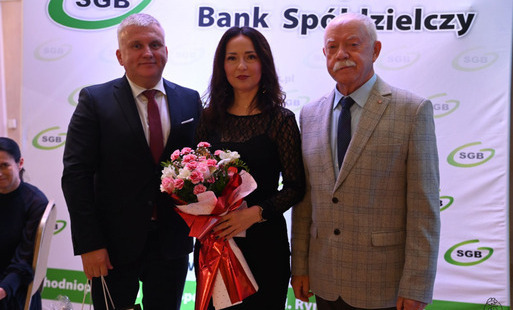 Zdjęcie do Medal "Zasłużony dla Powiatu" wręczony w dniu otwarcia nowego oddziału banku!