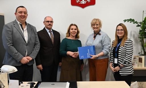 Zdjęcie do Podpisanie um&oacute;w na realizację przewoz&oacute;w autobusowych
